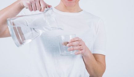 Перестаньте пить воду так: 4 привычки, которые бьют по почкам и метаболизму