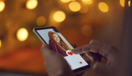 Названы пять распространённых схем мошенников на сайтах знакомств