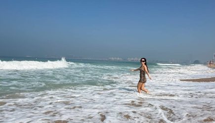 Ольга Серябкина пробежалась по пляжу в леопардовом мини-платье