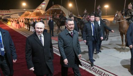 В Киргизии на встречу с Путиным вывели копейщиков