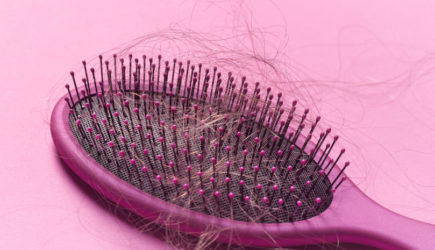 Дерматолог рассказала, как лекарства могут влиять на выпадение волос