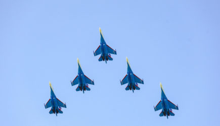 Российский Су-35С прогнал украинские истребители с высоты