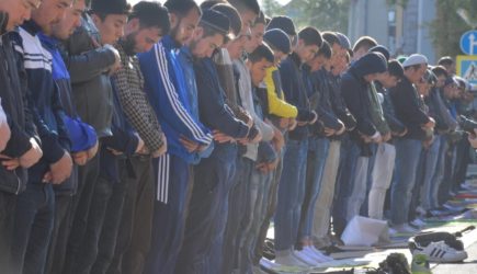 Намаз у всех на виду: скандал в Кемерово получил продолжение — мигранты думали, что законы не работают