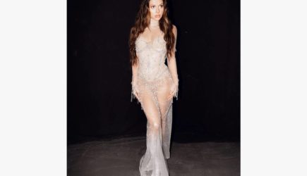 Певица Нюша опубликовала фото в прозрачном платье