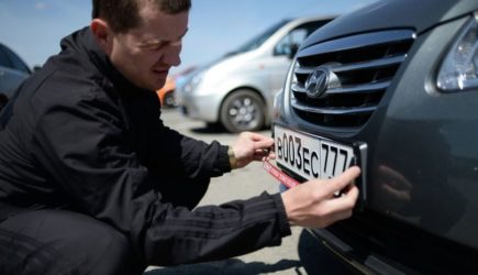 Baza: водителя в Подмосковье лишили прав из-за номеров без флага России