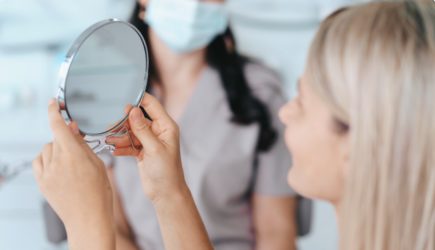 Кардиолог назвал видимые на лице признаки высокого уровня холестерина