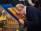 На снимках из Коневского монастыря рядом с Путиным женщина