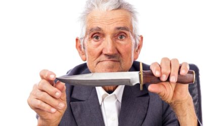 Пенсионер с кинжалом и саблей совершил страшное преступление в российском регионе