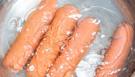 Нужно ли на самом деле варить сосиски перед едой