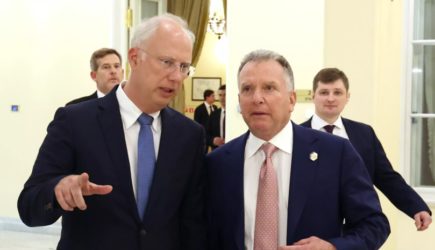 Дмитриев пришёл на встречу с Уиткоффом и Кушнером в куртке с цитатой Путина