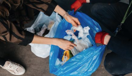 Что делать, если соседи регулярно оставляют на лестничной клетке мусорные пакеты