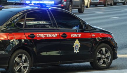 Со дна озера в российском городе достали автомобиль с мужчиной внутри