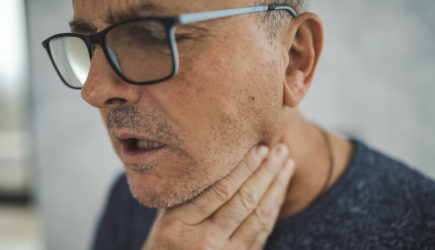 Гастроэнтеролог объяснила, на какие заболевания может указывать горечь во рту