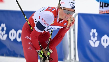 Российской лыжнице попали палкой по лицу во время гонки