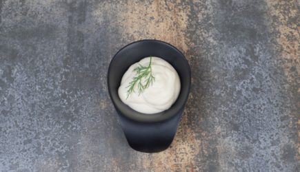 Вечный спор в салате: что лучше – майонез или сметана? Отвечают врачи