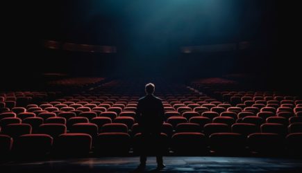 Насмехавшийся над россиянами артист остался без концертов и гражданства