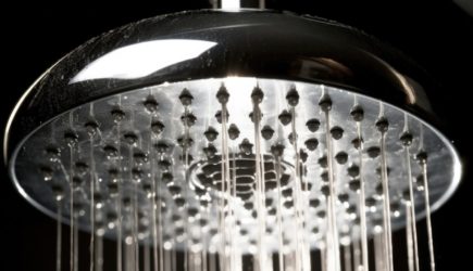 Может усугубить состояние: врач объяснил, полезен ли контрастный душ на самом деле