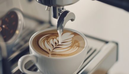 Кофе не просто можно, а нужно: доктор Мясников назвал неожиданный способ снизить риск аритмии