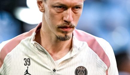 ПСЖ стер Сафонова с командного фото