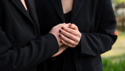 Вдова военного вскрыла цинковый гроб мужа и была в шоке от увиденного