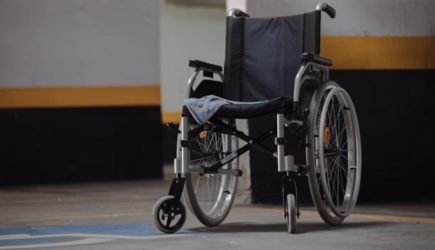 Популярный певец приехал на съемки новогодней передачи в инвалидном кресле