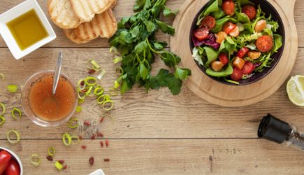 Оливье без колбасы, «шуба» без селедки: как собрать веганский стол, от которого ахнут даже мясоеды