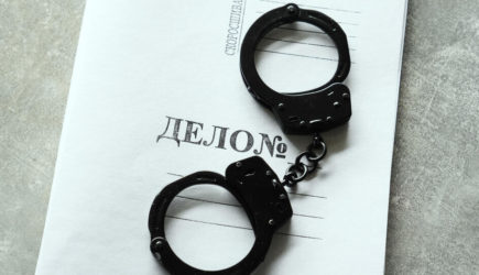 Напавшему на учительницу в Петербурге школьнику предъявили обвинение