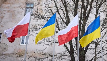 Украинцы массово уезжают из страны в Польшу: что происходит на границе