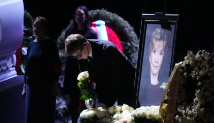 Юлия Меньшова об Алентовой: «Я перед мамой преклоняюсь»