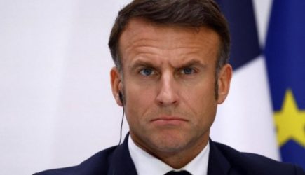 Без штанов, но в шляпе: Макрон опозорился не по-детски