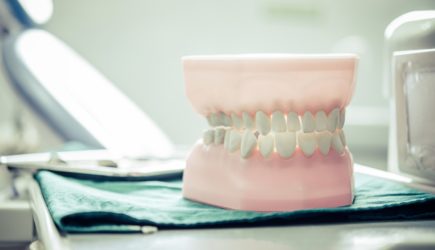 Путь к деменции начинается с челюсти: какой симптом во рту прямо указывает на угрозу для памяти