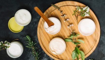 Работают без лишних обещаний: врач назвала аптечные мази, которые реально помогают