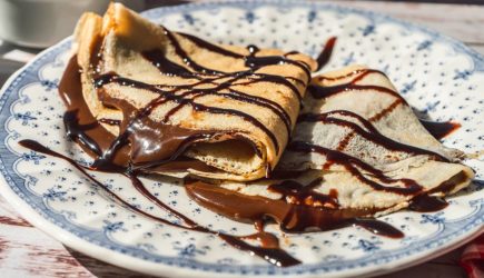 Женщина использовала блинчик как оружие и попала под суд