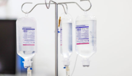 Врачи спасли зрение женщине, глаз которой проткнули карандашом