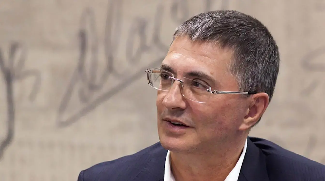 «У меня что-то сломалось»: доктор Мясников рухнул на пол во время программы