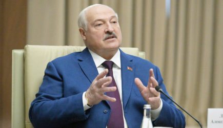 Лукашенко потребовал от Киева перестать &laquo;гробить людей&raquo;