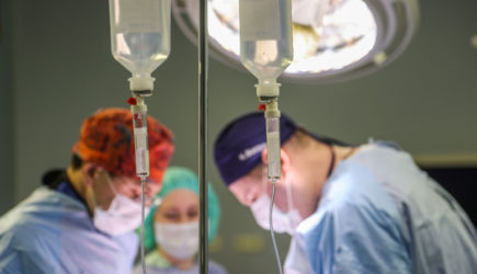 Врачи сотворили чудо и спасли пожилой женщине почти оторванную ногу