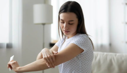 Дерматолог дала советы по увлажнению локтей