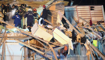 Вторую женщину спасли из-под завалов обрушившегося ТЦ в Новосибирске