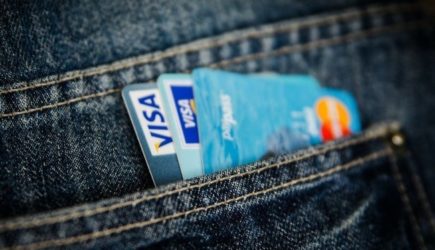 Снова угрожают мошенники: в России заговорили о полном запрете карт Visa и Mastercard