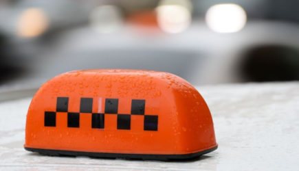 Киевский таксист сломал пассажирке челюсть из-за жалоб на самочувствие