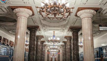 Меры безопасности обязывают: в Петербурге объяснили массовые проверки экранов телефонов в метро