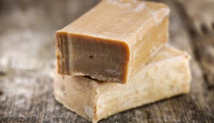 7 лайфхаков с хозяйственным мылом из СССР &mdash; и болезни вылечит, и в уборке поможет