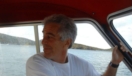 Sky News обнаружил видео с обнажёнными женщинами во владениях Эпштейна