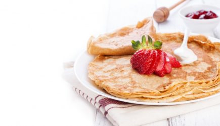 «Выбрасывайте подсолнечное масло»: нутрициолог рассказала, как превратить блины в полезное лакомство