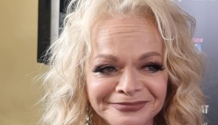 Соседи не стали молчать: вскрылась неприглядная правда о доме, где теперь прописана Лариса Долина