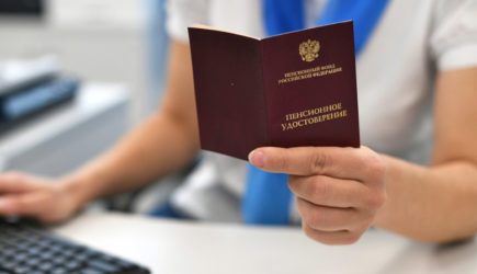 Возраст получения страховой пенсии по старости в РФ могут снизить летом