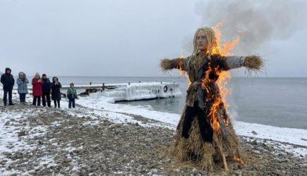 Чучело артиста SHAMAN сожгли на Байкале