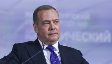 &laquo;Скажу жесткую вещь&raquo;: Медведев об идее Европы передать Киеву ядерную бомбу