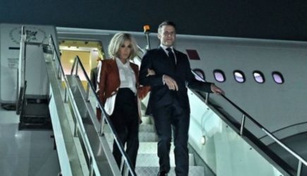 Макрон шокирует: игнорирует жену в аэропорту и провоцирует скандал